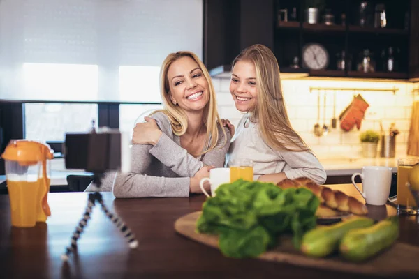 Šťastná Matka Dcera Chytrým Telefonem Snídaní Selfie Doma Kuchyně — Stock fotografie