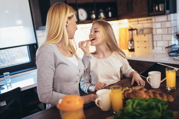 Šťastná Matka Dcera Dělat Snídani Domácí Kuchyni Strávit Čas Spolu — Stock fotografie