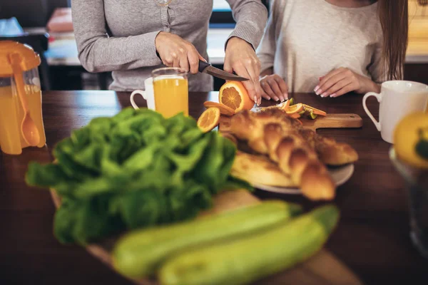 Glückliche Mutter Und Tochter Beim Frühstück Der Heimischen Küche Aus — Stockfoto