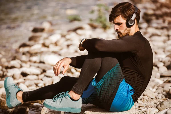 Hombre Descansando Disfrutando Refresco Joven Atleta Masculino Tomando Descanso Correr — Foto de Stock