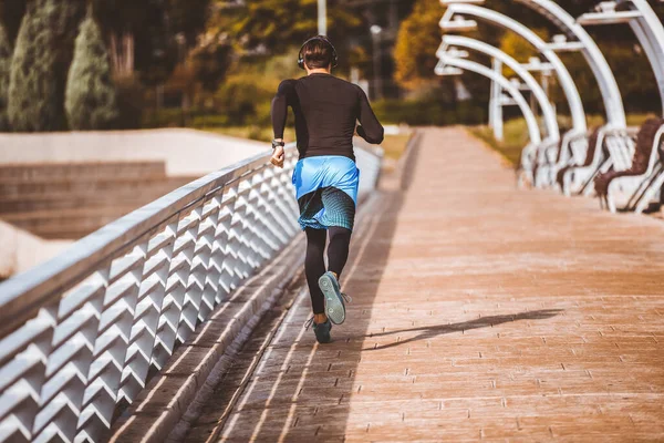 Attraktiv Passform Man Löper Längs Moderna Bron Tränar Joggar Sport — Stockfoto