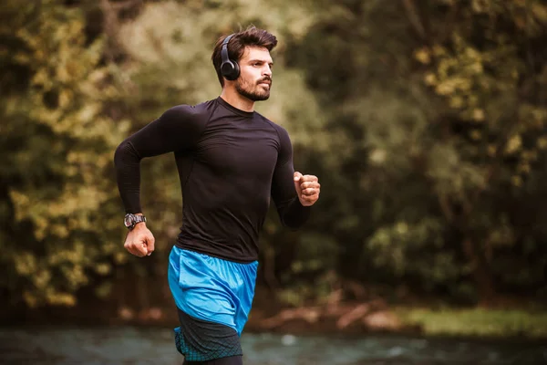 Jonge Mannelijke Atleet Met Een Ochtend Joggen Naast Rivier — Stockfoto