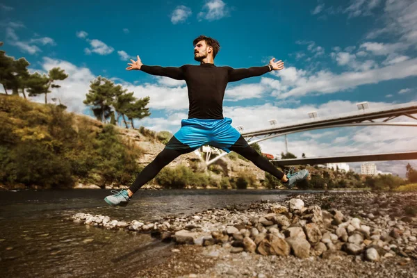 Hombre Haciendo Ejercicio Aire Libre Chico Joven Forma Entrenando Cerca — Foto de Stock