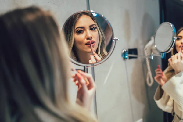 Jonge Vrouw Maakt Haar Make Badkamer — Stockfoto