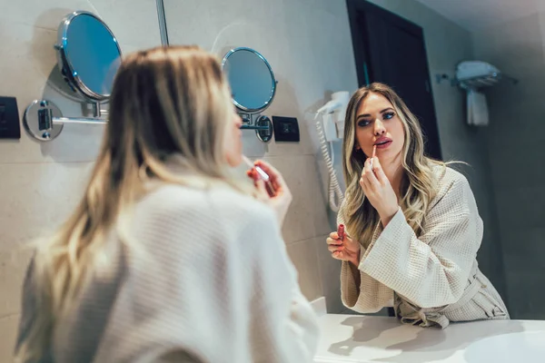 Jonge Vrouw Maakt Haar Make Badkamer — Stockfoto