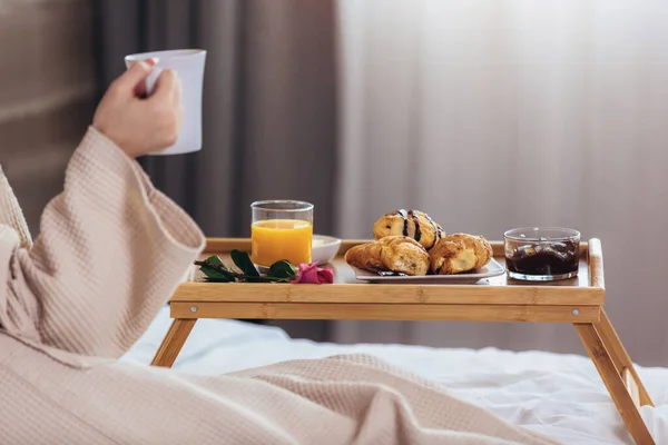 在床上 家中或酒店房间享用早餐的松懈妇女 — 图库照片
