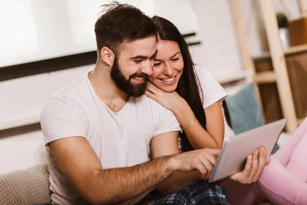 Sonriente Pareja Joven Relajada Usando Tableta Digital Cama Casa —  Fotos de Stock