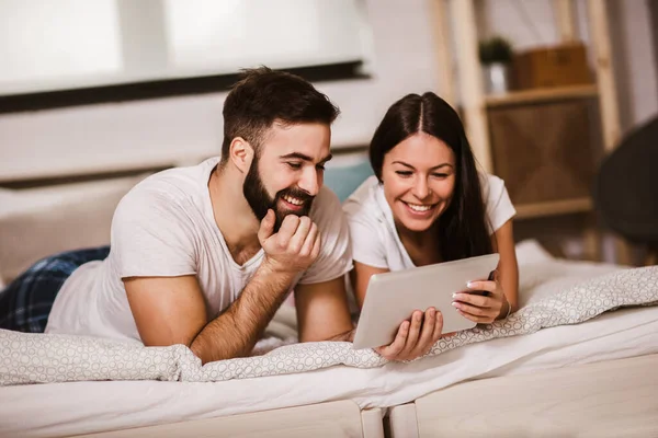 Smiling Relaxed Young Couple Using Digital Tablet Bed Home — Stock Photo, Image