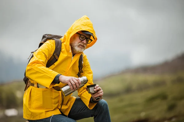 Middelbare Leeftijd Man Met Rugzak Nemen Pauze Van Wandelen Een — Stockfoto