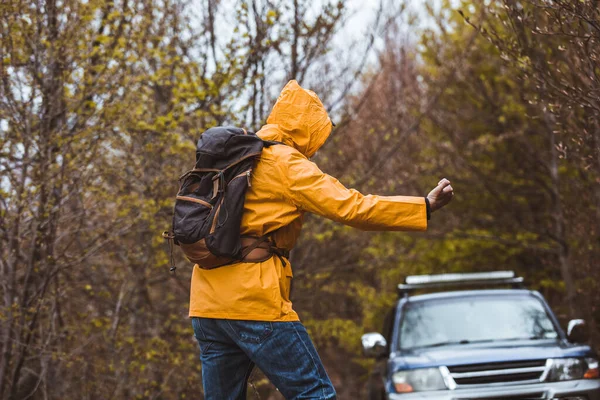 Viajante Meia Idade Capa Chuva Mochila Carona Carro Floresta — Fotografia de Stock