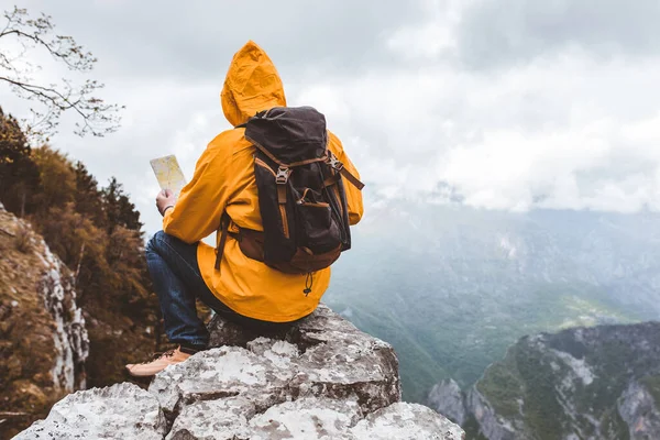 Homem Meia Idade Viajante Capa Chuva Mochila Desfrutando Vista Das — Fotografia de Stock