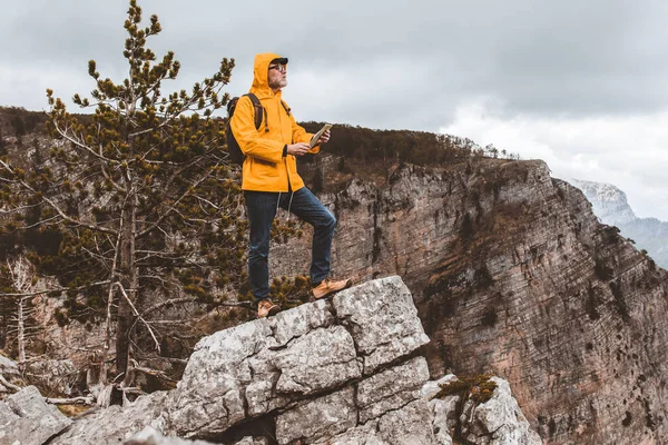 Hombre Mediana Edad Viajero Impermeable Mochila Disfrutando Vista Las Montañas — Foto de Stock