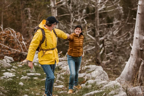 Casal Amoroso Meia Idade Com Mochila Caminhadas Uma Bela Natureza — Fotografia de Stock