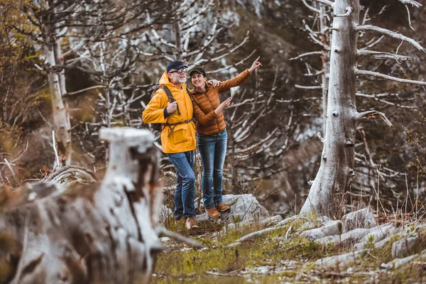 Casal Amoroso Meia Idade Com Mochila Caminhadas Uma Bela Natureza — Fotografia de Stock