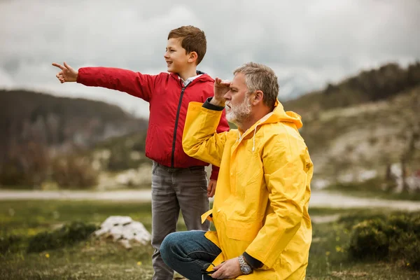 Padre Hijo Campo Día Lluvioso — Foto de Stock