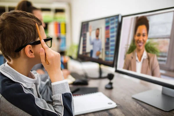 Oğlan ve kız evde çalışıyor ve okul ödevi yapıyor. Uzaklık öğrenimi çevrimiçi eğitim.