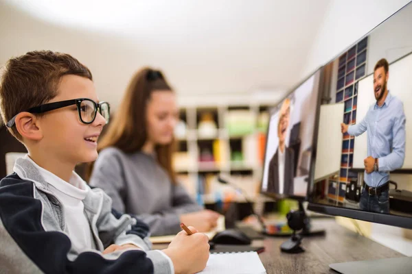 Oğlan ve kız evde çalışıyor ve okul ödevi yapıyor. Uzaklık öğrenimi çevrimiçi eğitim.