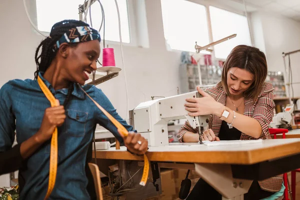 Dressmaker Wanita Bekerja Dengan Mesin Jahit — Stok Foto