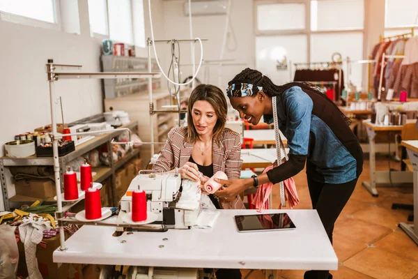 Dressmaker Mujer Trabajando Con Máquina Coser — Foto de Stock