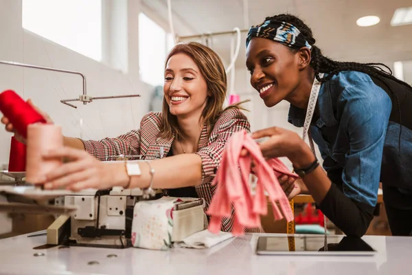 Dressmaker Mujer Trabajando Con Máquina Coser — Foto de Stock