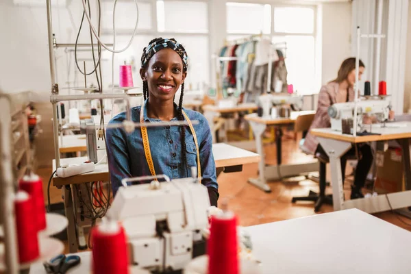 Dressmaker Femme Travaillant Avec Machine Coudre — Photo