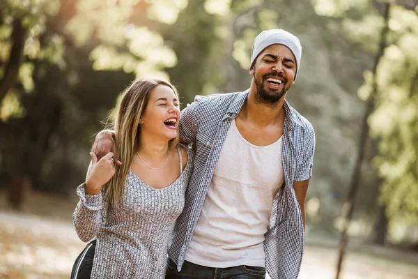 Portrait Plein Air Romantique Heureux Mixte Jeune Couple Dans Parc — Photo