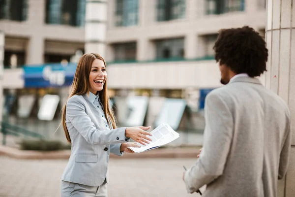 Zakenmensen Buiten Knappe Afrikaanse Zakenman Zijn Mooie Vrouwelijke Collega Die — Stockfoto