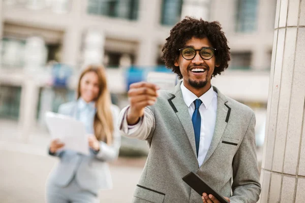 Porträtt Självsäker Afrikansk Affärsman Stående Utomhus Med Kreditkort Och Digital — Stockfoto