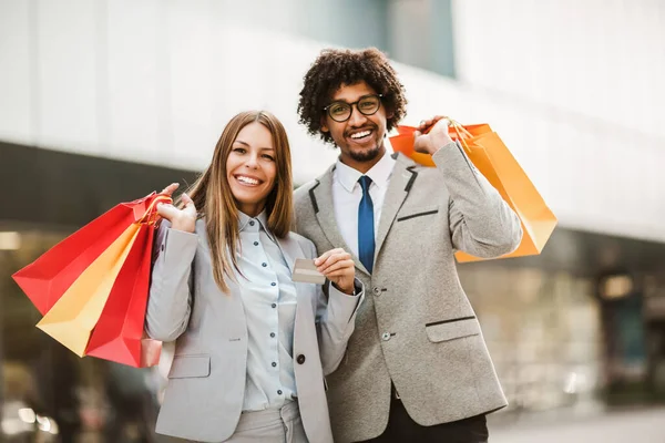 Alışveriş Yapan Bir Çift Alışveriş Torbaları Kredi Kartı Olan Mutlu — Stok fotoğraf