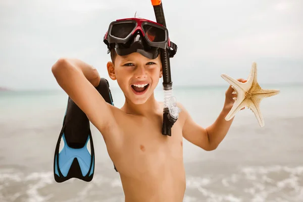 带着面具和鳍的孩子小男孩在学潜水 — 图库照片