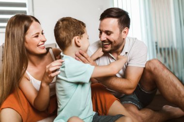 Gündelik evdeki genç ve güzel aile oturma odasındaki rahat halıda yatıyor..