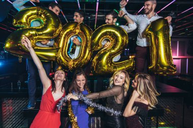 Kulüpteki arkadaşlarla yeni yıl partisi kutlaması.