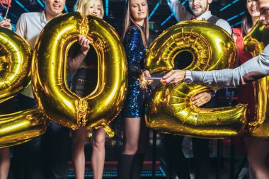 Kulüpteki arkadaşlarla yeni yıl partisi kutlaması.