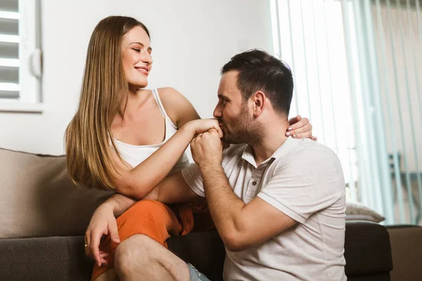 Evde güzel vakit geçiriyorum. Genç ve güzel bir çift birbirlerine bağlanıyor ve gülümsüyor..