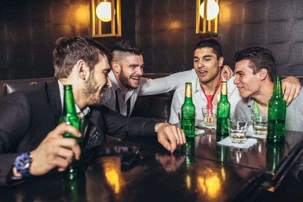 Groep Van Lachende Mannelijke Vrienden Hebben Plezier Nachtclub — Stockfoto