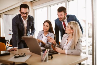 İş ortakları toplantıda belge ve fikirleri tartışıyor