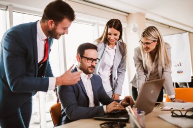 İş ortakları toplantıda belge ve fikirleri tartışıyor