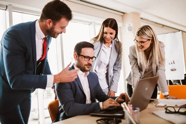 İş ortakları toplantıda belge ve fikirleri tartışıyor