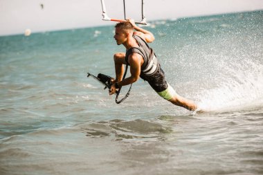 Uçurtma. Dalgalarda uçurtma süren bir adam