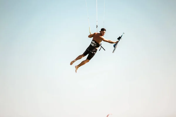 Kitesurfing Kiteboarding Fotos Ação Homem Entre Ondas Vai Rapidamente — Fotografia de Stock