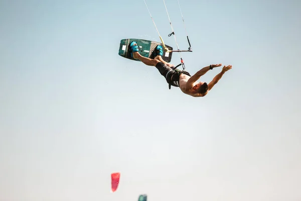 Kitesurfen Kiteboarding Action Fotos Mann Unter Wellen Geht Schnell — Stockfoto