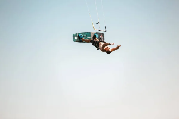Kitesurfen Kiteboarding Action Fotos Mann Unter Wellen Geht Schnell — Stockfoto
