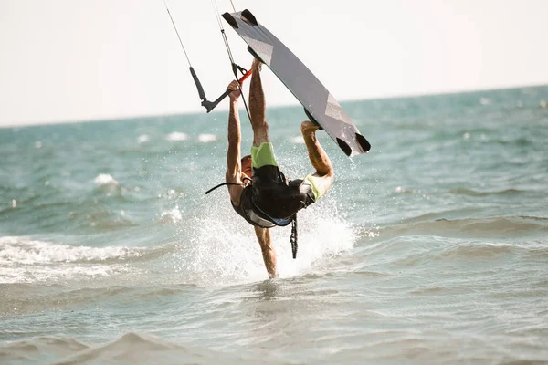 Kitesurfen Mann Reitet Auf Drachen Auf Wellen — Stockfoto