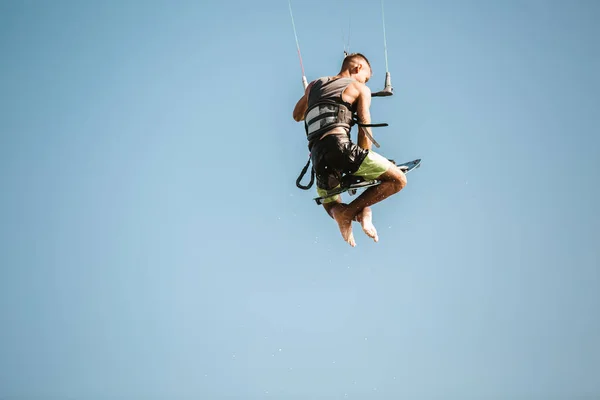 Kitesurfing Kiteboarding Fotos Ação Homem Entre Ondas Vai Rapidamente — Fotografia de Stock