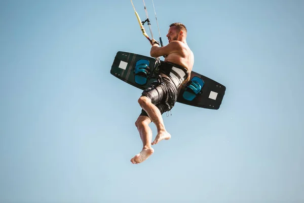 Kitesurfen Kiteboarding Action Fotos Mann Unter Wellen Geht Schnell — Stockfoto