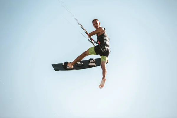 Kitesurfing Kiteboarding Akcji Zdjęcia Człowiek Wśród Fal Szybko Idzie — Zdjęcie stockowe