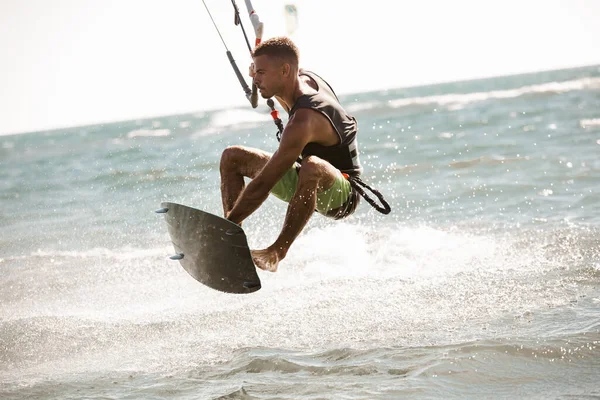 カイトサーフィン 男は波の上でカイトに乗る — ストック写真