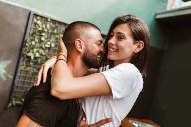 Romantik çift dışarıda birlikte vakit geçiriyorlar..