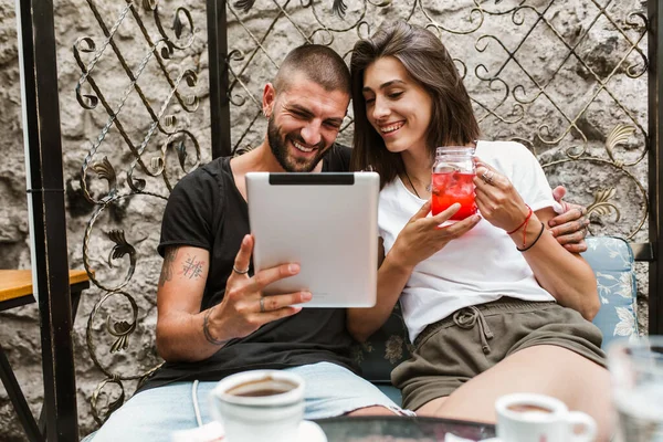 Glückliches Paar Mit Digitalem Tablet Outdoor Café — Stockfoto