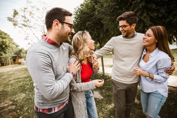 Grupo Jóvenes Caminando Por Parque Amigos Divertirse Aire Libre — Foto de Stock